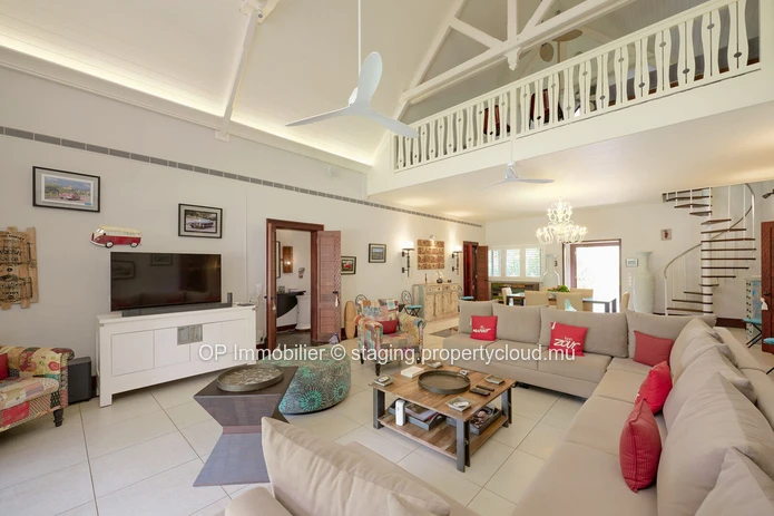 Luxury Villas with Private Pool and Sea Access in Albion - 270m² Living Area - 1.719m² Land - Fully Furnished - €1.6M