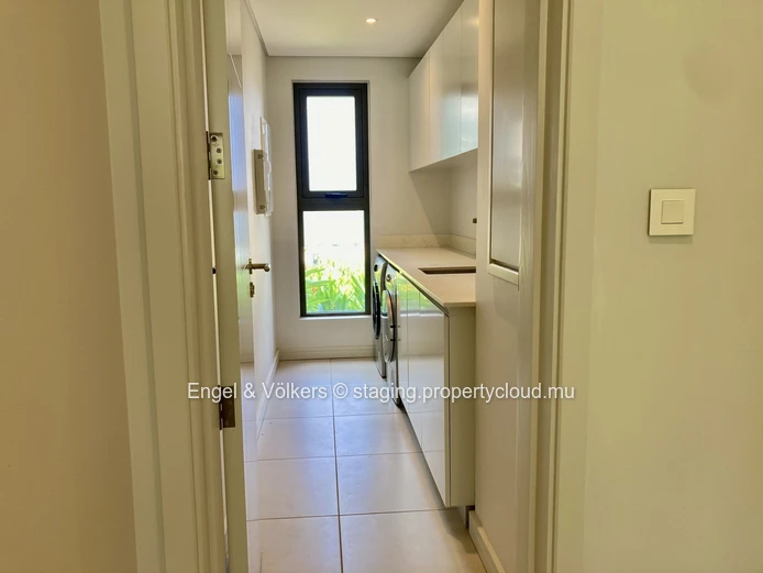 Exquisite Ground-Floor Apartment Steps from the Beach