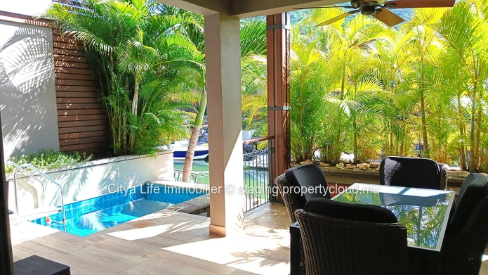 Découvrez la vie luxueuse au bord de l'eau avec cet exquis duplex de 3 chambres à vendre.