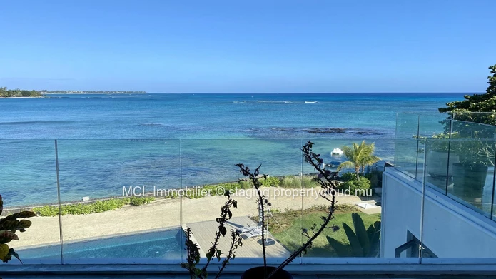 3 bedroom beachfront Penthouse in Pereybere