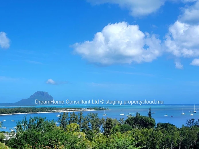 Exceptional 5-Bedroom Villa for Sale in Gated Residence – Black River