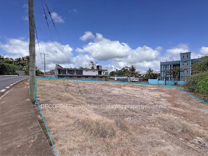 À vendre – Terrain résidentiel et commercial à Pointe aux Piments.