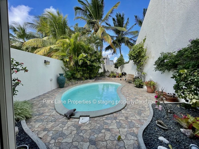 À vendre : Duplex avec piscine privée à Bain Boeuf