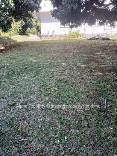 "Spacious 6-bedroom House in Moka with Office, 250m² Living Area, 2,500m² Land - Only Rs 25M!"
