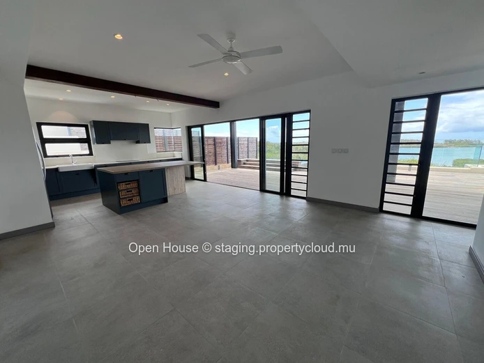 Luxurious penthouse, 3/4 bedrooms, private and communal pool, boat parking and launching ramp. Sea and island views.