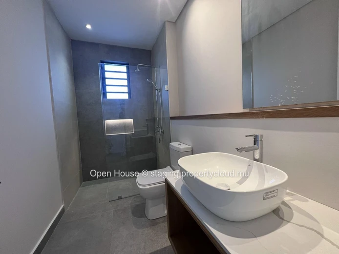 Penthouse face à la mer à Rivière Noire, 280m², 3 chambres, piscine privée, vue mer panoramique.