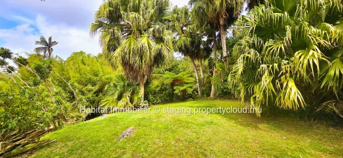 Découvrez cette charmante maison non meublée d'environ 200 m² à Curepipe