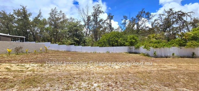 Maison non-meublée de 290m² sur un terrain à bail de 680 toises avec un accès privé à la mer à Poste Lafayette