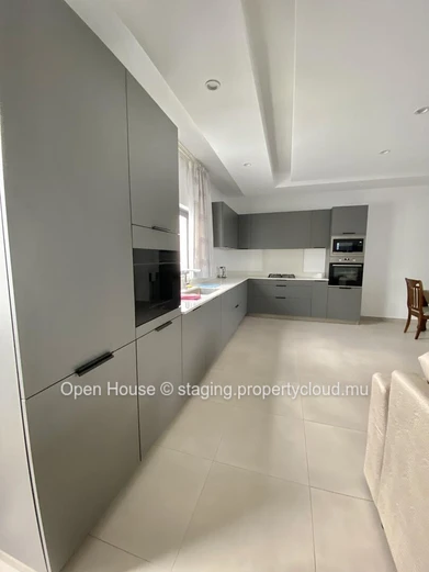 Villa meublée à louer à Péreybère, 162m², 3 chambres en suite, piscine privée, jardin, panneaux solaires, citerne d'e...