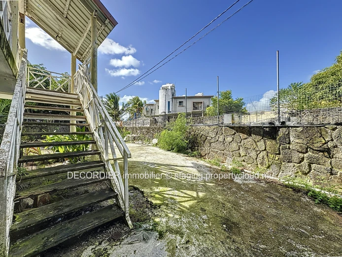 Colonial house to renovate with sea view on the top floor (Sole Mandate)
