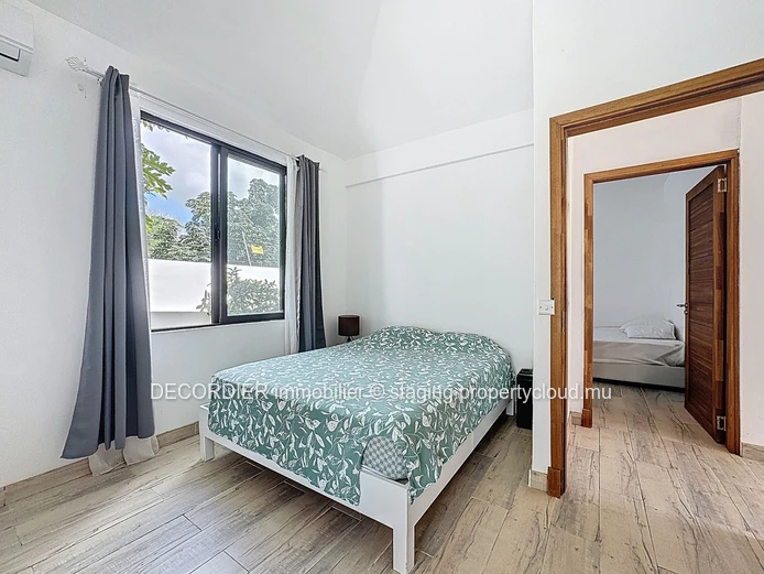 À vendre élégante maison de plain-pieds avec piscine