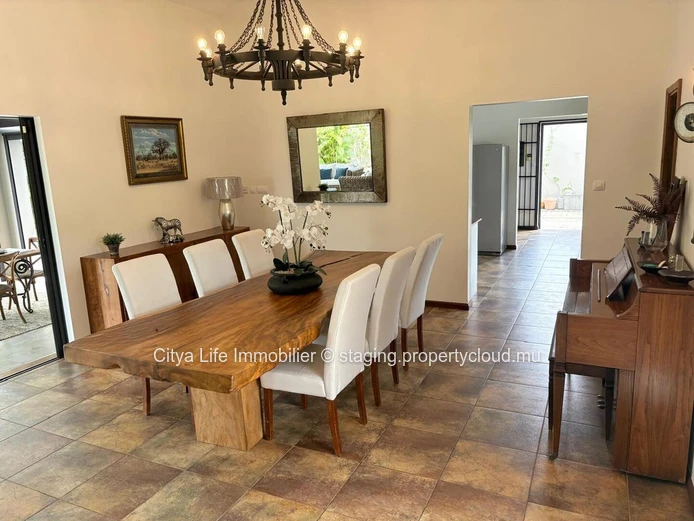 Villa à vendre à Mont Piton, 250m², terrain 1,025m², 4 chambres, piscine privée, sécurisé, proche écoles, prix Rs.
