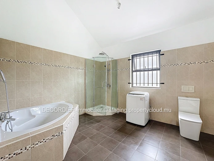 Unique opportunity: house with apartments, studio and sea view!