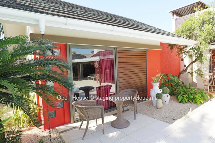 Villa PDS à vendre à Grand Baie, 378m², terrain 1 000m², piscine privée, bureau, options web, accessible aux étrangers.