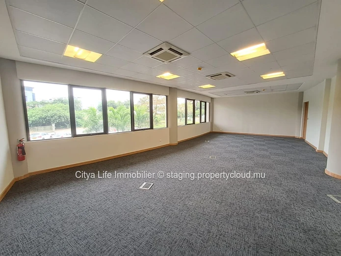 Bureau à louer à Ebène, 100m², climatisé, alarme incendie, parking gardé, proche écoles, Rs 78 400.