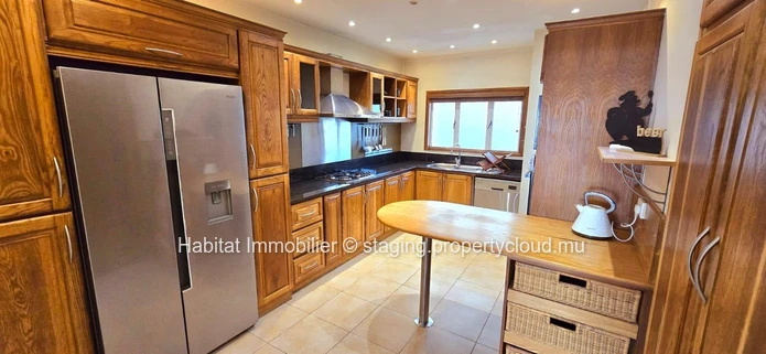 Ce luxueux appartement contemporain meublé et équipé de 151 m2 se situe dans un quartier calme et hautement résidenti...