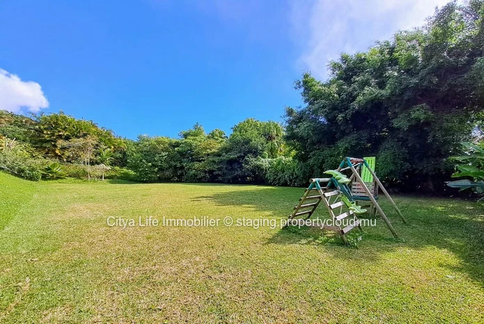 Deux Maisons à vendre à Floréal, d'une superficie totale de 1 146m² habitables, sur un terrain de 3 750m², 7 chambres...