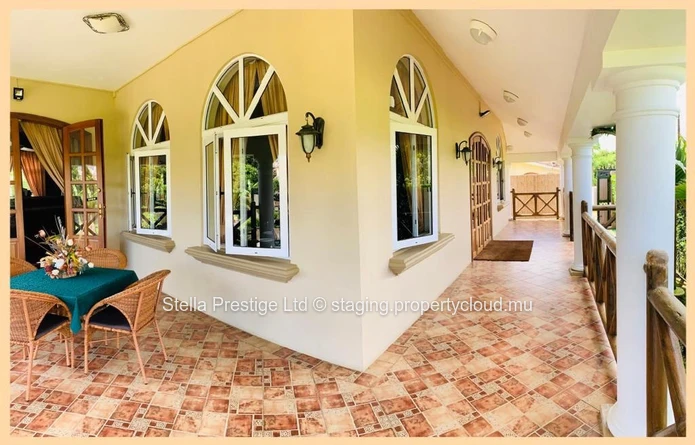 Gorgeous Riverside Cottage Priced To Sell - Sellers Are Ready To Move On! Located in Prime Position!
