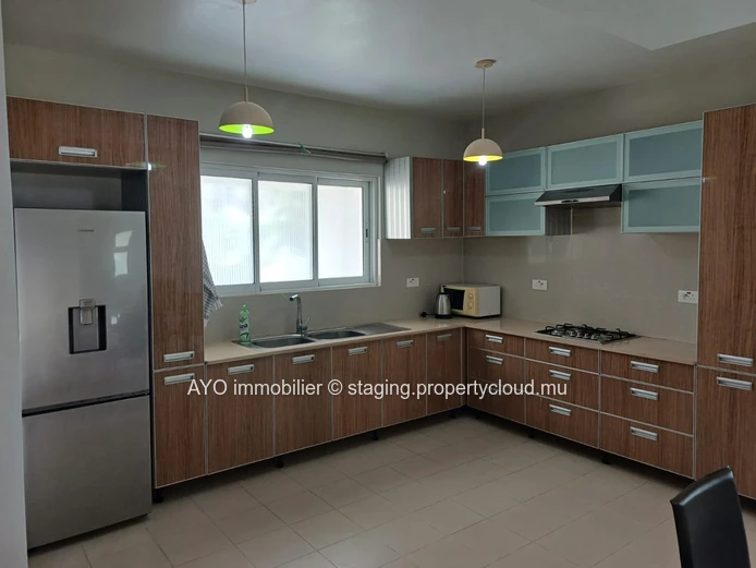 A vendre - Ensemble residentiel securisé- Townhouse/Duplex semi meublée - proche centre Grand Baie (Mandat exclusif)