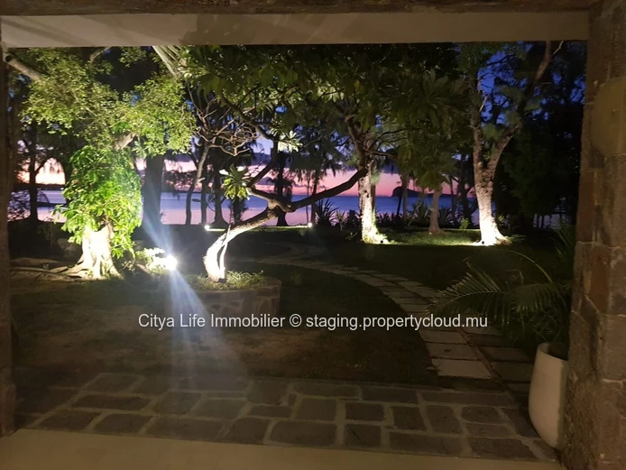 Magnifique villa en bord de mer à Calodyne avec vue imprenable sur la mer