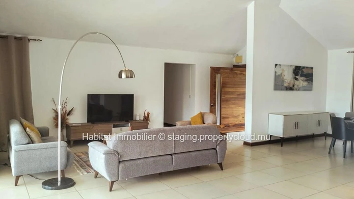 Bienvenue dans votre sanctuaire familial idéal ! Cette superbe maison est nichée au sein d'une communauté sécurisée t...