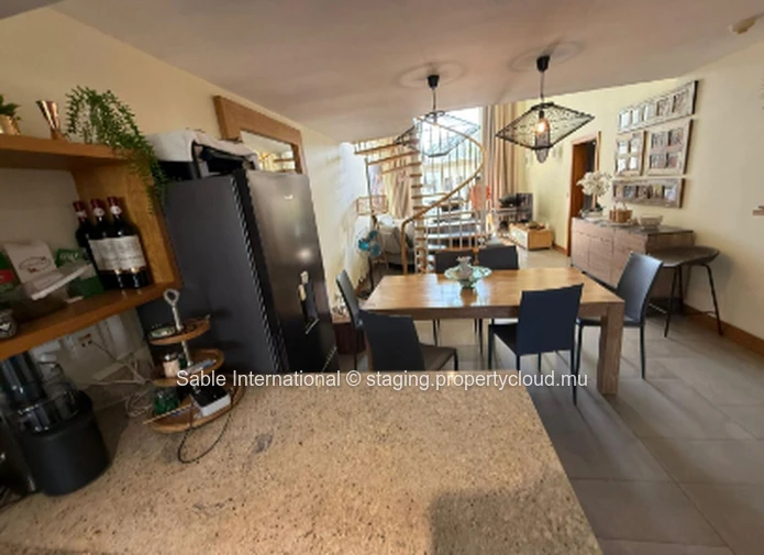 Penthouse à vendre à Péreybère, 174m², 3 chambres, piscine commune, front de mer, meublé, climatisé.