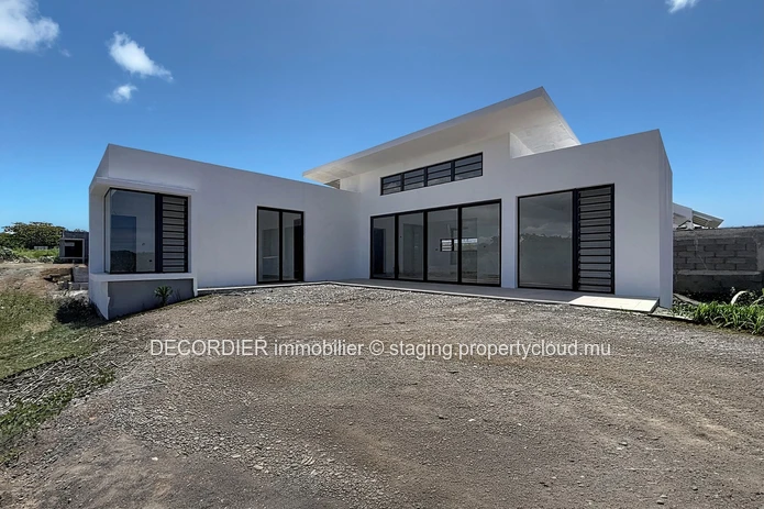 Contemporary Single-Storey Villa with Swimming Pool