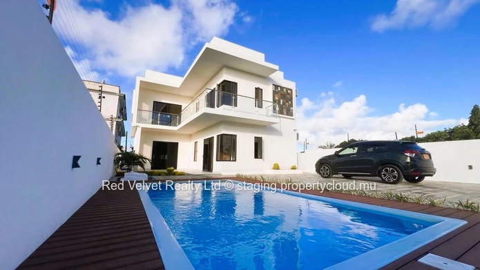 Villa à vendre à Grand Baie, 223m² habitables sur 359m², 4 chambres, nombreux services proches, Rs.