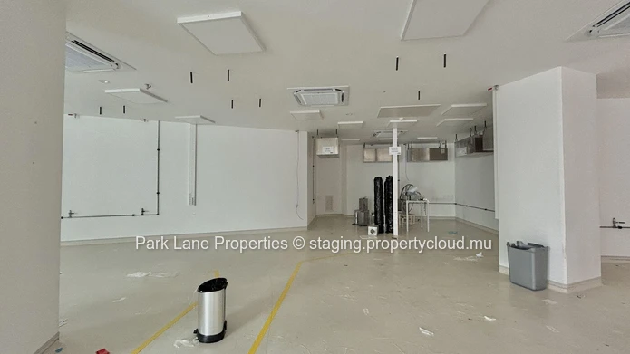 Espace de bureaux stratégiquement positionné au rez-de-chaussée à Ebene