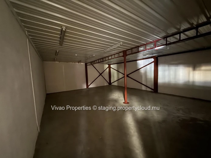 Industrial warehouse for sale in Pailles, area of 1580m² on a plot of 2533m² with the option of additional developmen...
