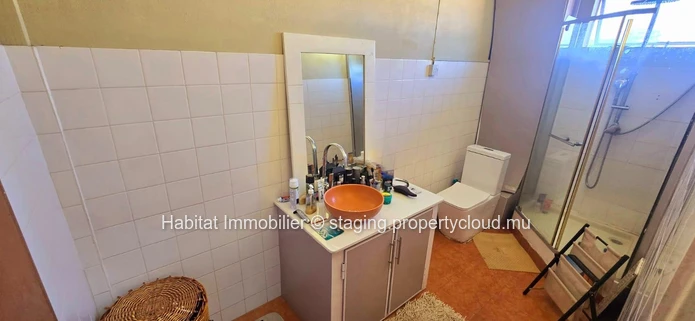 To rent : Unfurnished office space of 110 m², ideally located on the 2nd floor (without elevator) of a building in th...