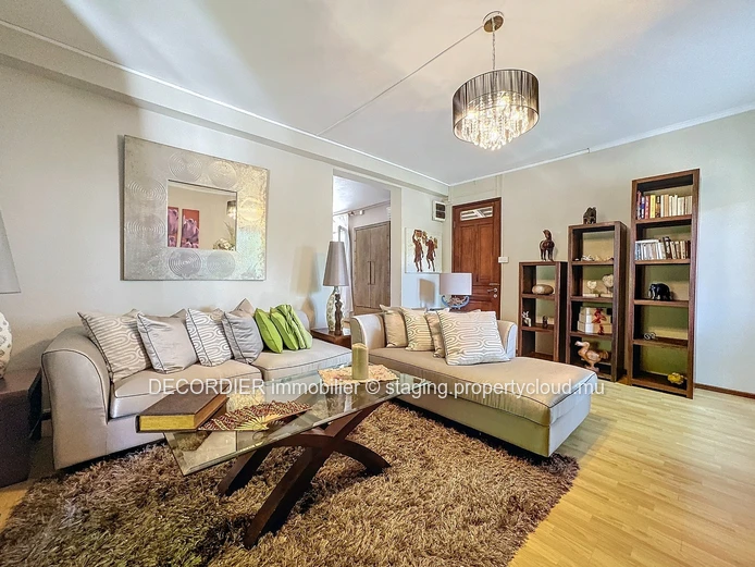 Contemporary house with swimming pool and garden - Accessible to foreigners