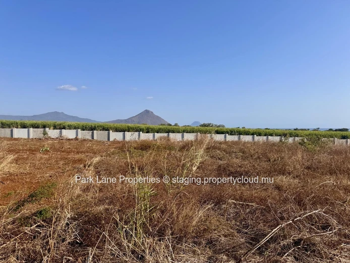 Plot close to main road to Flic en Flac