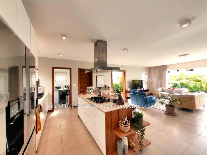 Sale accessible to Mauritians only. Lovely villa in a secure residence, 5 minutes from the beach and the center of Gr...