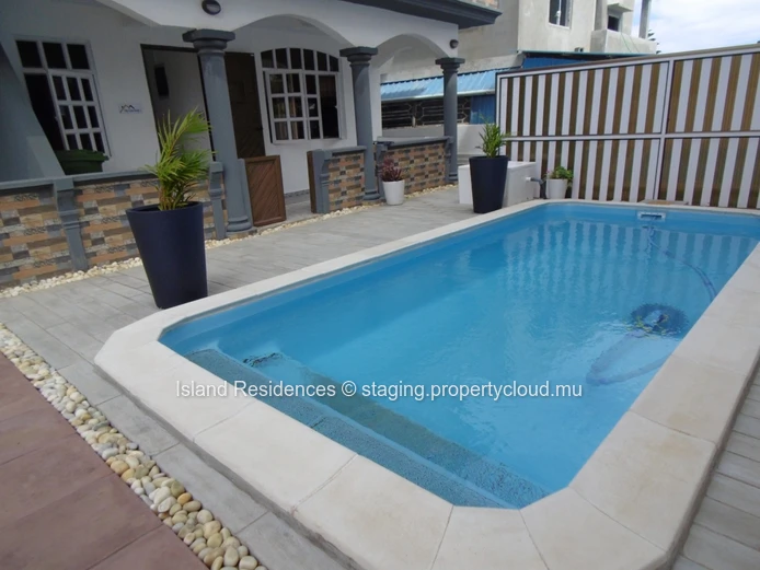 Maison 3 facades style duplex avec 3 chambres et piscine commune