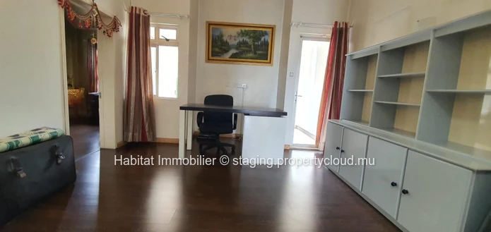 A VENDRE - Maison spacieuse non-meublée de 696 m2 à Floréal. 