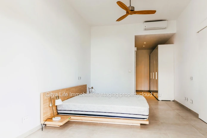 REZ+2 à vendre à Pointe aux Canonniers, 165m², 3 chambres, bureau, piscine commune. Terrain en toute propriété. Rs.
