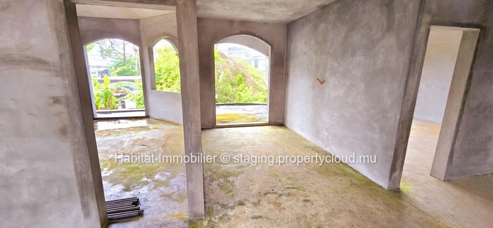 Unfinished family house, very spacious, of 420m2 on a plot of 219 toises, located in the center of Curepipe