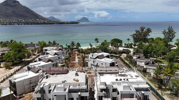Unique ! Villa Pieds Dans L’Eau Avec Vue Lagon, Morne & Acces Hotel 5* Sur La Cote Ouest De L' Ile Maurice