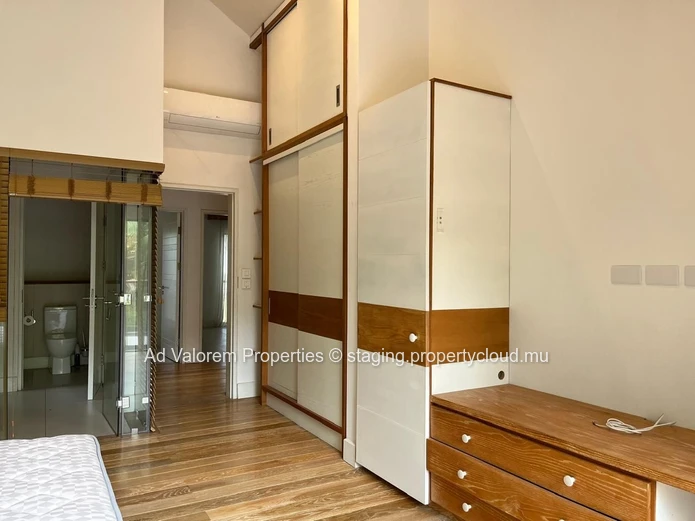 Appartement d’angle avec jardin, terrasses et piscine!