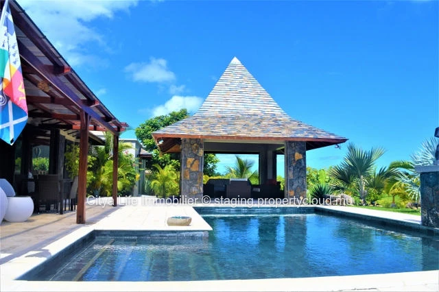 Beautiful villa with beautiful volumes in secured and calm residence.
