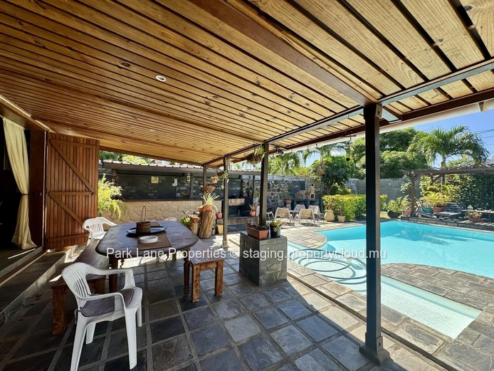 Charming family home with private bar and pool