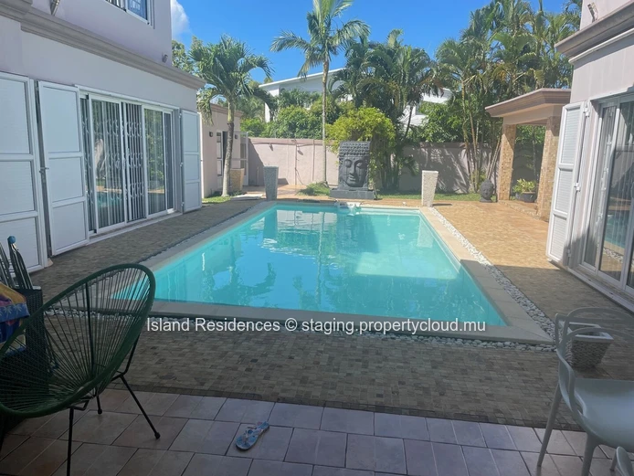 Très spacieuse villa tout confort avec 4 chambres, piscine et garage