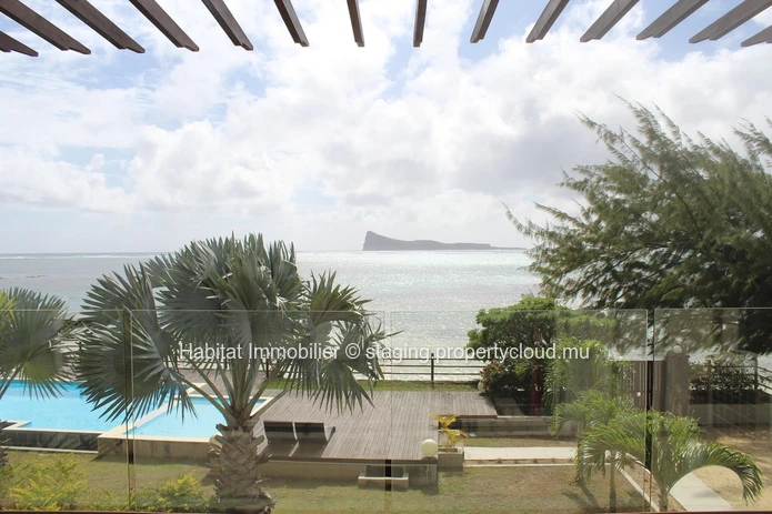 This wonderful residence located in Bain Bœuf offers a breathtaking view of the Coin de Mire and the northern lagoons
