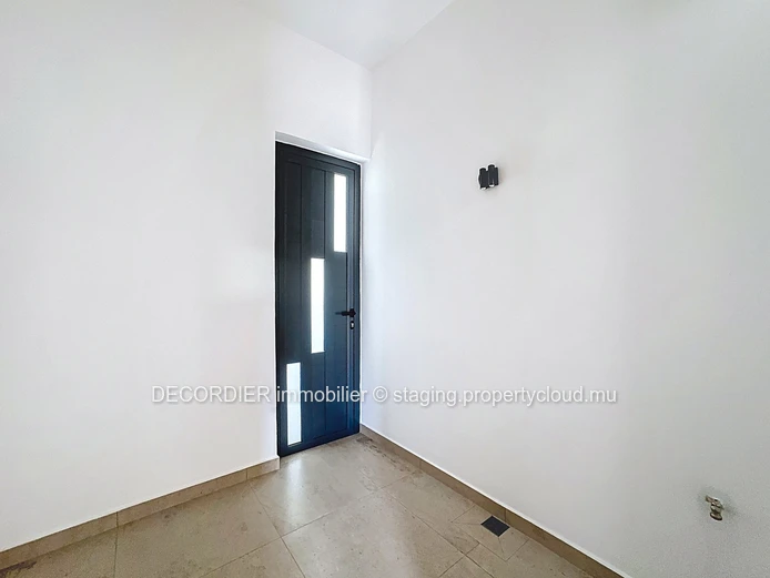 New villa in a residential area (Sole Mandate)
