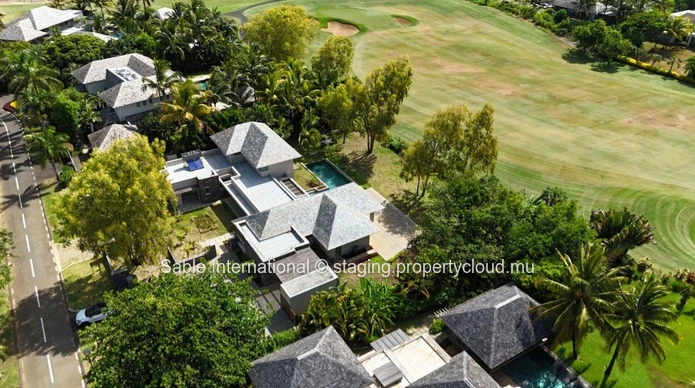 Villa RES à vendre à Beau Champ, 589m² habitable, 2.400m² terrain, 5 chambres, piscine privée, accès mer, salle de gym.