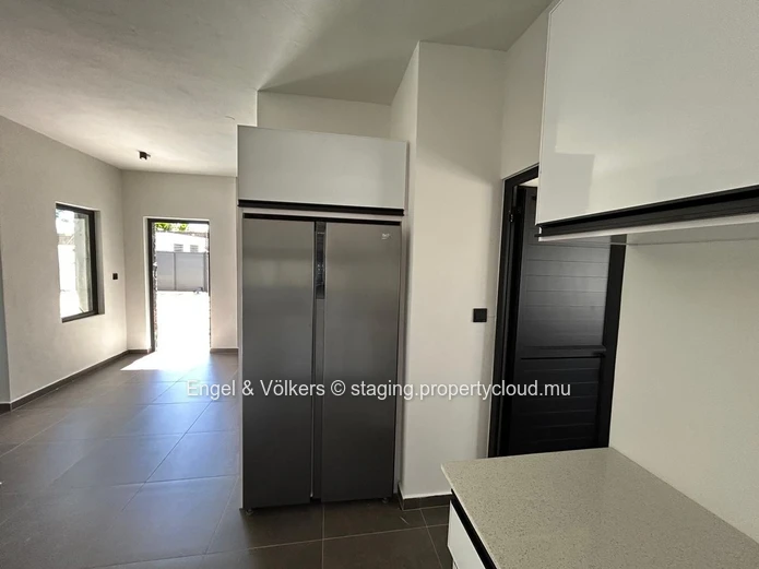Modern 4-Bedroom House for Rent in Cap Malheureux – Private Pool & Rooftop Terrace