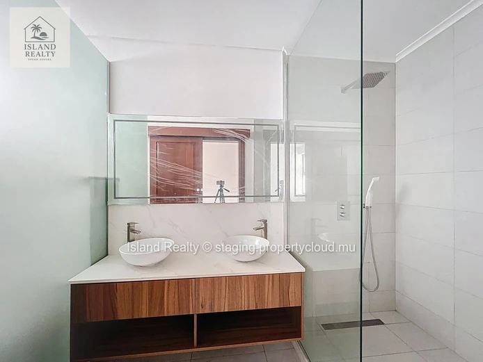 ISLAND REALTY offers you a real gem in Petite Pointe aux Cannoniers: a magnificent 229 m² apartment located just a 2-...
