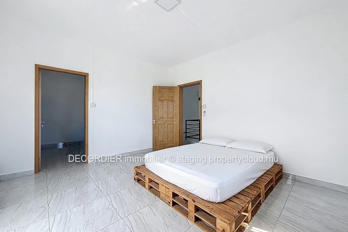 Maison moderne avec piscine privée.