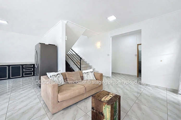 Maison moderne avec piscine privée.
